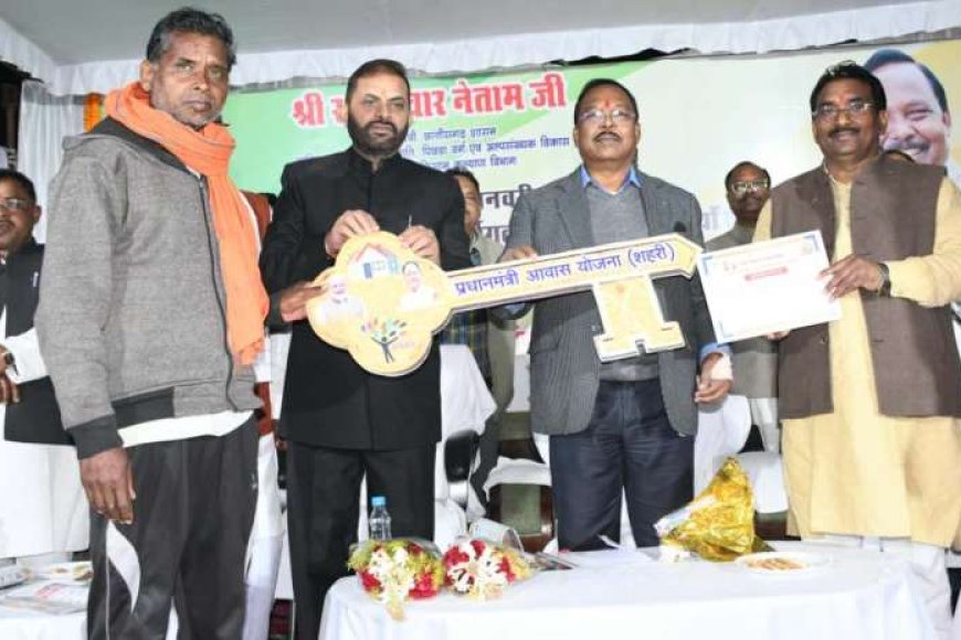 मंत्री-नेताम-ने-पीएम-आवास-योजना-के-तहत्-महेन्द्र-कोरवा-को-साैंपा-चाबी