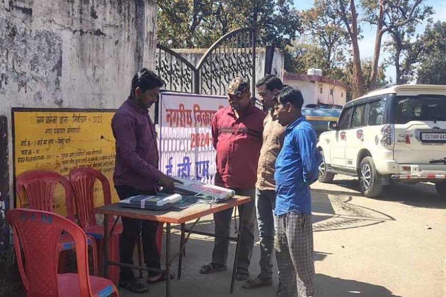 खोंगापानी वार्ड क्रमांक 11 एवं 12 खोंगापानी में मतदाताओं को ईवीएम का दिया गया प्रशिक्षण