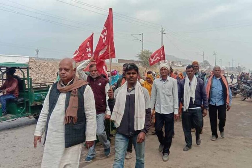 आवास-के-पट्टे-एवं-आवास-देने-की-मांग-को-लेकर-नपा-पर-किया-प्रदर्शन