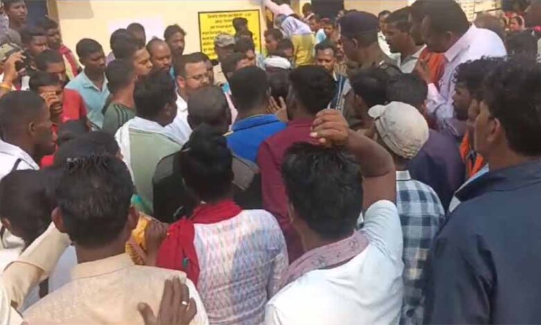 सरगुजा में वोटर्स को भड़काने का आरोप, दो गुटों में झड़प