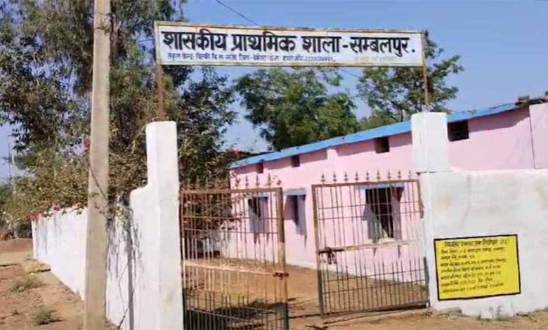 केवल हाजिरी लगाने के लिए आते हैं प्रधान पाठक, बच्चों के भविष्य के साथ हो रहा खिलवाड़