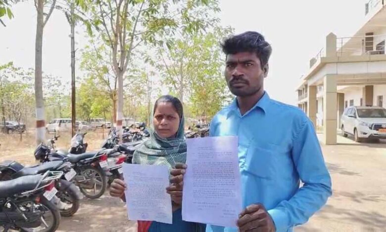 आरक्षक के करतूतों से परेशान पीड़ित दंपति ने एसपी से की शिकायत