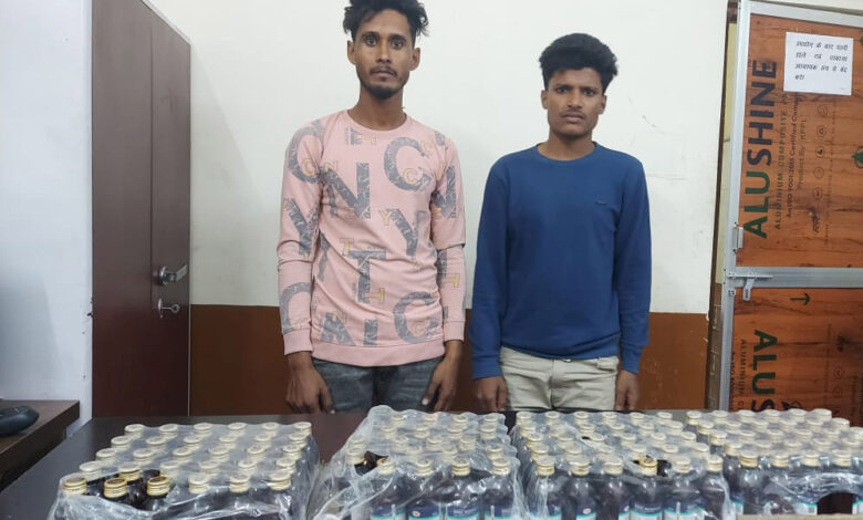 थाना टिकरापारा नया बस स्टैण्ड के पास प्रतिबंधित नशीली सीरप के साथ पकड़ा गया आरोपियों को रंगे हाथ