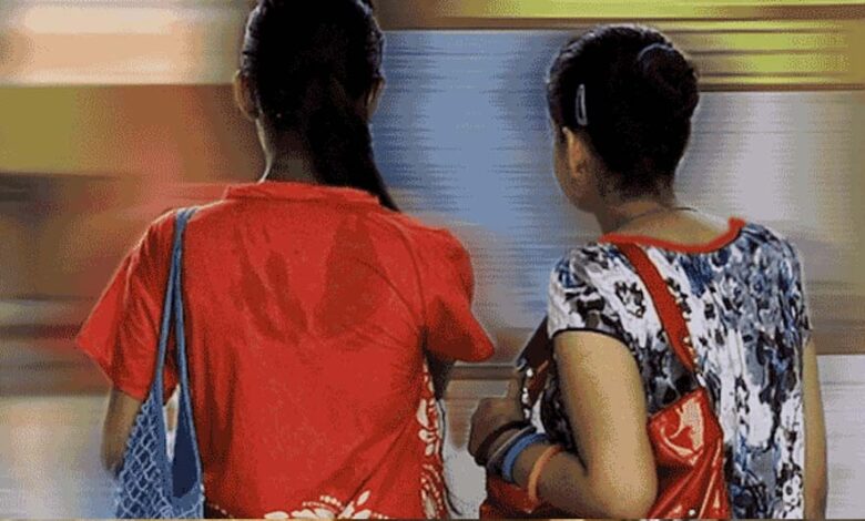 डबरा-में-दो-बच्चों-की-मां-अपने-पड़ोस-में-रहने-वाली-युवती-के-प्रेमजाल-में-फंसकर-उसके-साथ-भाग-गई