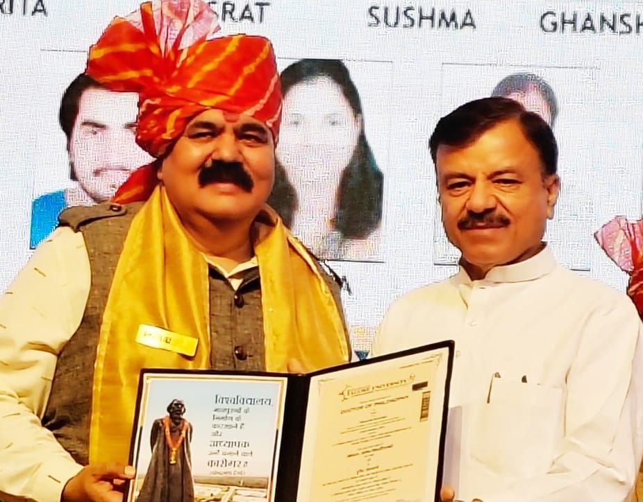 दुर्गेश केसवानी को साइबर क्राइम्स पर शोध के लिए मिली पीएचडी की डिग्री, स्वर्गीय पीता को की समर्पित