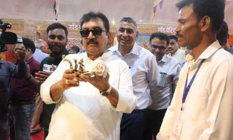 जनजातीय-शिल्प-को-प्रोत्साहित-करने-के-लिये-प्रत्येक-संभाग-में-खोले-जायेंगे-ट्रायबल-मार्ट-:-मंत्री-डॉ.-शाह