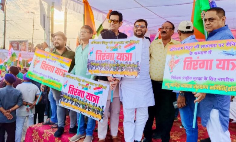 न्यू-मार्केट-व्यापार-संरक्षण-समिति-ने-तिरंगा-यात्रा-का-किया-भव्य-स्वागत,-पुष्पवर्षा-से-गूंज-उठा-रोशनपुरा-चौराहा