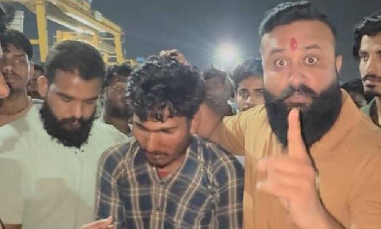 इंदौर-में-करणी-सेना-ने-देशविरोधी-नारेबाजी-करने-वाले-युवक-की-धुनाई-करने-के-बाद-पुलिस-के-हवाले-कर-दिया