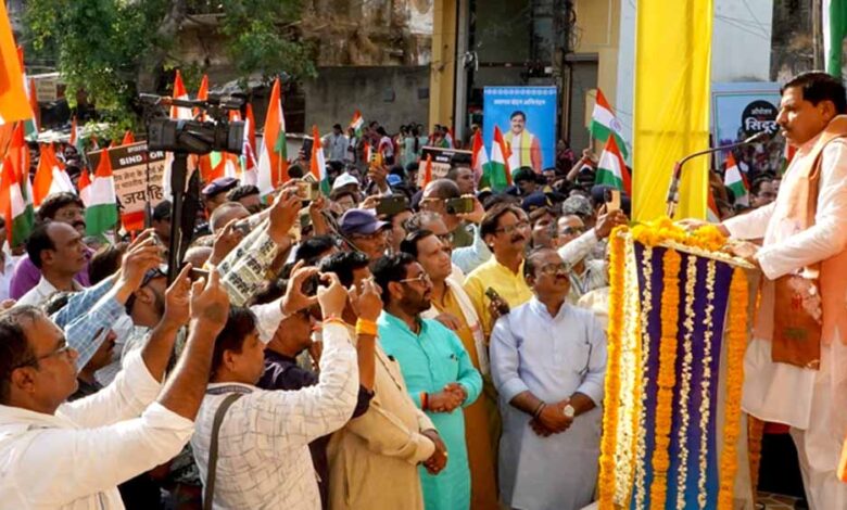 ऑपरेशन-सिंदूर-की-सफलता-पर-सैनिकों-के-प्रति-आभार-व्यक्त-करने-के-लिए-भव्य-तिरंगा-यात्रा-निकाली-गई