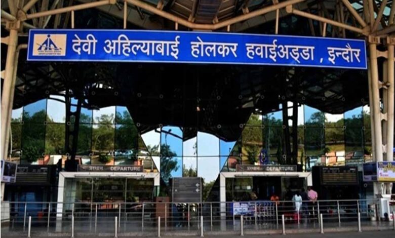 दिल्ली-से-चेन्नई-जा-रहे-प्लेन-की-अचानक-इंदौर-एयरपोर्ट-पर-उतरी,-स्ट्रेचर-लेकर-दौड़े-कर्मचारी