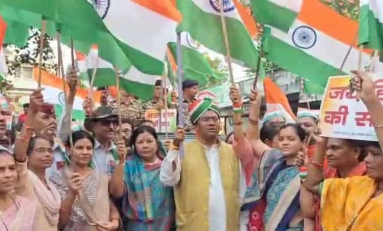 मंडला-में-तिरंगा-यात्रा-में-शामिल-हुए-सांसद-फग्गन-सिंह-कुलस्ते,-हमारे-आतंकवादी-वाले-बयान-पर-दी-सफाई