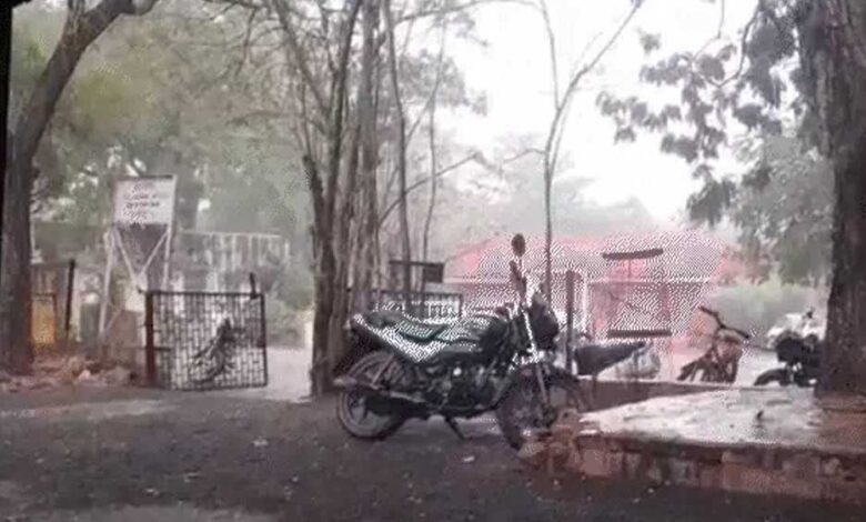 मध्यप्रदेश-में-आज-भी-आंधी-बारिश-का-दौर-जारी,-महू-में-घरों-की-टिन-उड़ी
