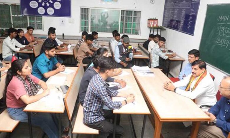 मुख्यमंत्री-डॉ.-यादव-ने-होल्कर-साइंस-कॉलेज-के-विद्यार्थियों-से-किया-संवाद