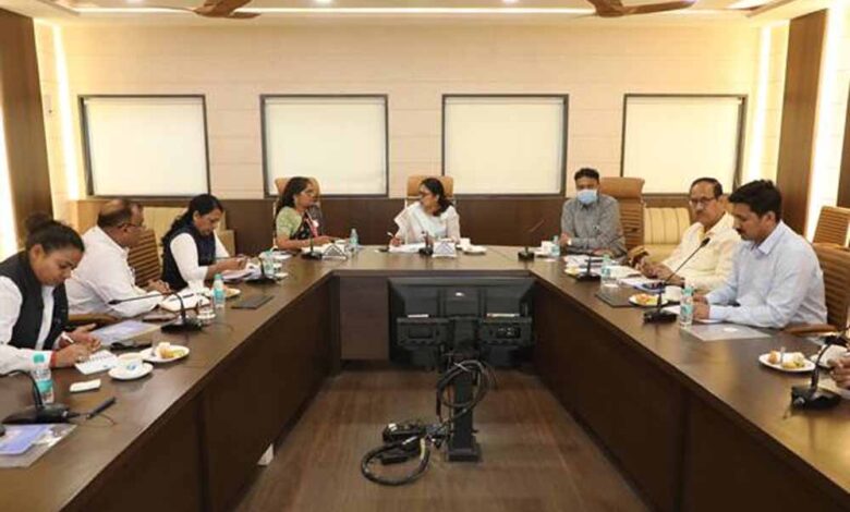 केन्द्रीय-सचिव-हरिरंजन-राव-और-डॉ.-पल्लवी-जैन-गोविल-ने-खेल-और-युवा-कल्याण-की-गतिविधियों-और-योजनाओं-का-किया-अवलोकन
