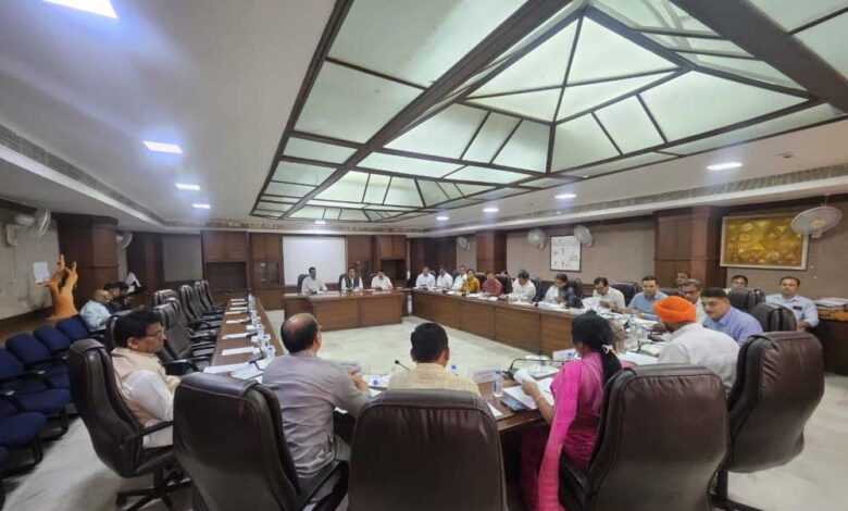 विधानसभा-की-याचिका-एवं-अभ्यावेदन-समिति-की-बैठक-में-हुए-विधायक-शामिल