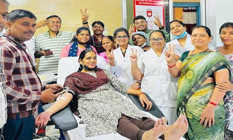 नियमित-रूप-से-रक्तदान-करके-मानवता-के-यज्ञ-में-बनें-भागीदार:-उप-मुख्यमंत्री-शुक्ल