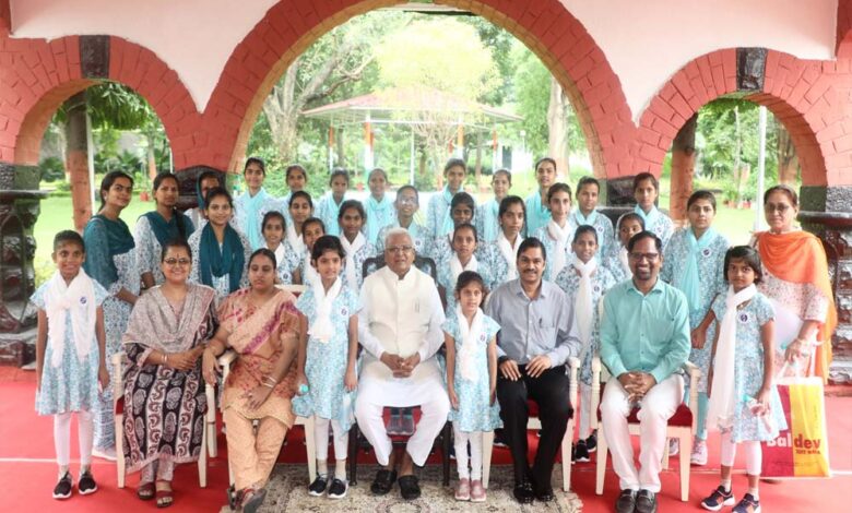 राज्यपाल-पटेल-ने-दिव्यांग-बालिकाओं-के-साथ-किया-सह-भोज