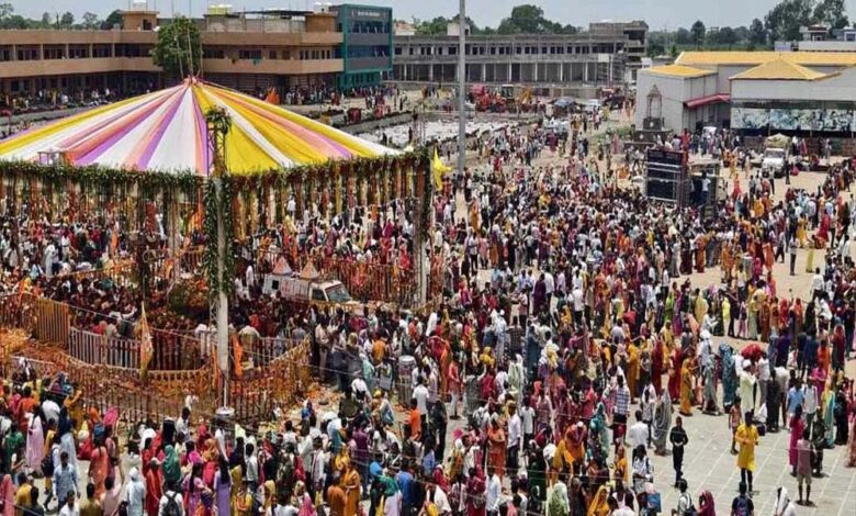 कुबेरेश्वरधाम-में-श्रद्धा-की-बाढ़,-तीसरे-सोमवार-से-पहले-ही-1.25-लाख-भक्तों-ने-किया-अभिषेक