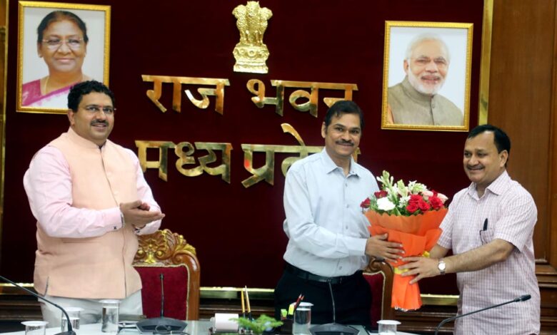 राज्यपाल-के-अपर-मुख्य-सचिव-गुप्ता-को-विदाई,-प्रमुख-सचिव-डॉ.-कोठारी-का-हुआ-स्वागत