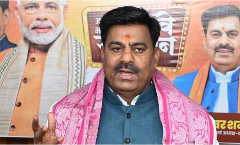बीजेपी-नेता-का-आरोप:-कांग्रेस-ने-गढ़ी-‘हिंदू-आतंकवाद’-की-थ्योरी,-साध्वी-बोलीं-जीवन-तबाह-कर-दिया