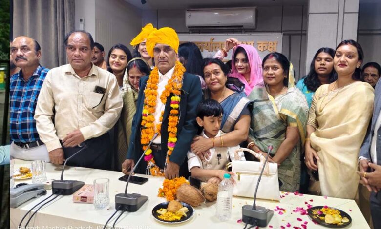 सेवानिवृत्त-हुए-प्रकाश-सिंह,-कलेक्ट्रेट-सभागार-में-हुआ-भावभीना-विदाई-समारोह
