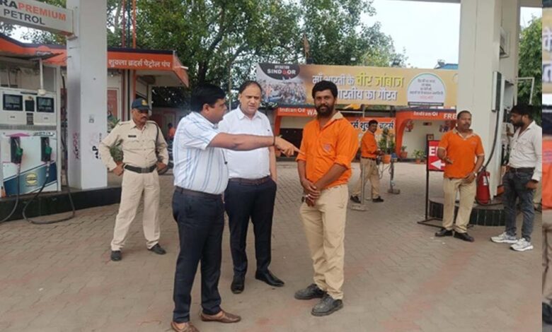 विधायक-के-परिजनों-के-पेट्रोल-पंप-पर-नियमों-की-अनदेखी,-बिना-हेलमेट-मिल-रहा-था-पेट्रोल-–-प्रशासन-ने-दी-चेतावनी