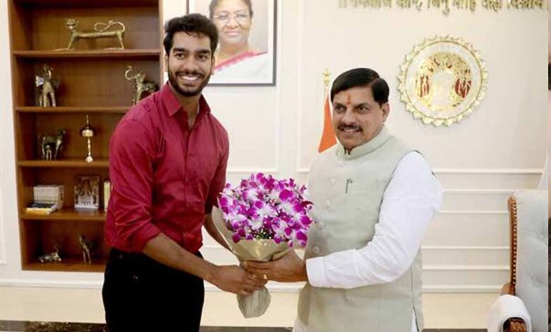मुख्यमंत्री-डॉ.-यादव-से-क्रिकेटर-वेंकटेश-अय्यर-ने-की-सौजन्य-भेंट
