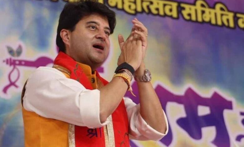 कलेक्टर-आदित्य-सिंह-के-मुरीद-हुए-ज्योतिरादित्य-सिंधिया,-मंच-पर-भरी-तालियों-से-हैरान-हुए-नेता