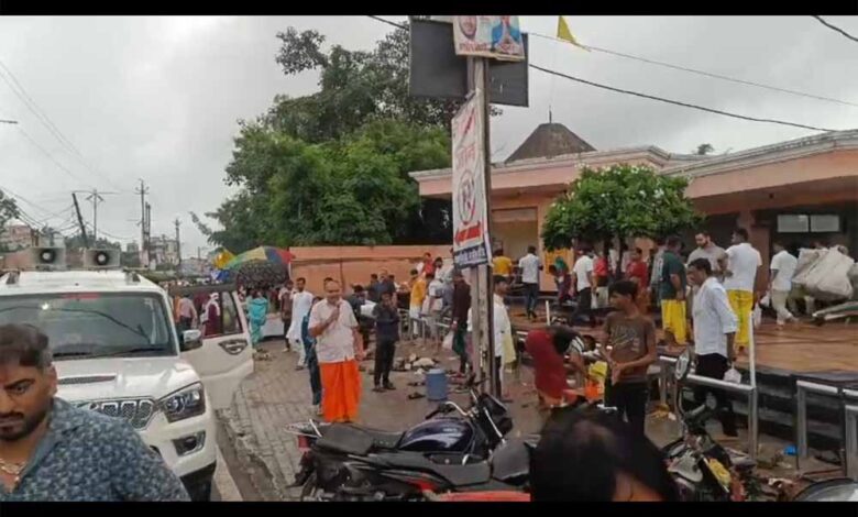 sdm-का-अलग-अंदाज़:-लुंगी-पहन-पहुंचे-अतिक्रमण-हटाने,-हाथ-में-माइक-से-किया-ऐलान