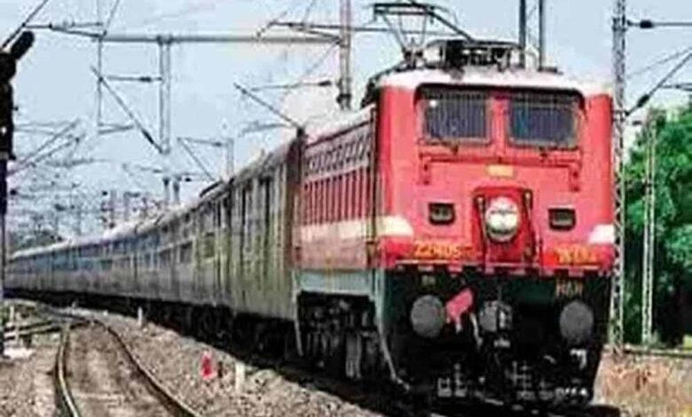 चलती-सूरत-भागलपुर-एक्सप्रेस-में-जन्मा-नन्हा-मेहमान,-यात्रियों-ने-मिलकर-कराई-डिलीवरी