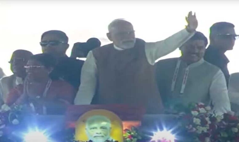 धार-में-पीएम-मोदी-का-भव्य-स्वागत,-खुली-जीप-से-पहुंचे-कार्यक्रम-स्थल