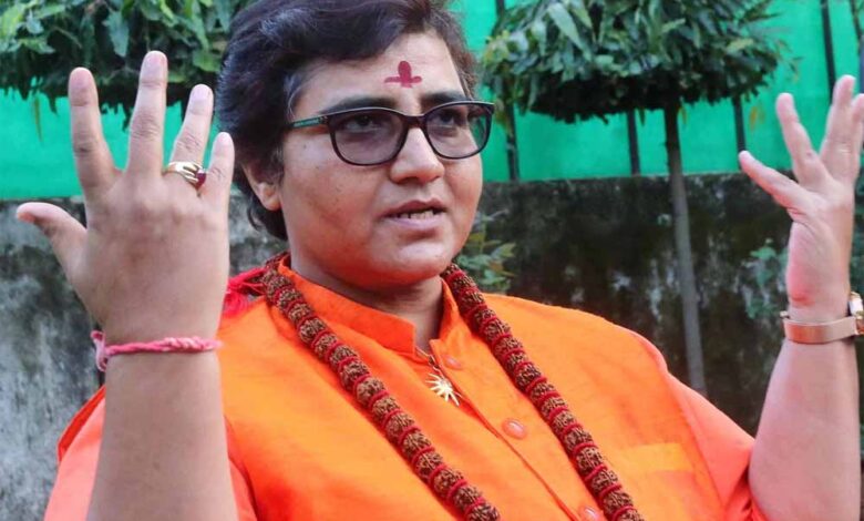 साध्वी-प्रज्ञा-ठाकुर-का-विवादित-बयान:-मंदिर-के-पास-गैर‑हिंदुओं-से-प्रसाद-बेचे-तो-‘ठुकाई’-की-अपील