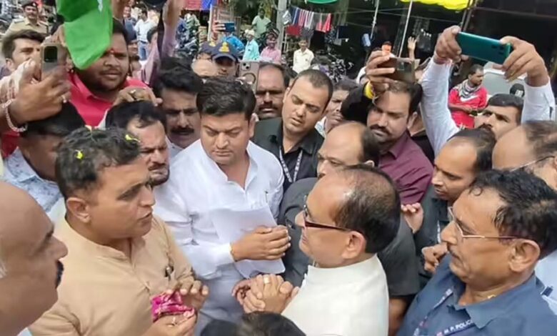 किसानों-की-मांगों-पर-कांग्रेस-ने-रोकी-शिवराज-की-गाड़ी,-पूर्व-सीएम-के-अंदाज-ने-जीता-दिल
