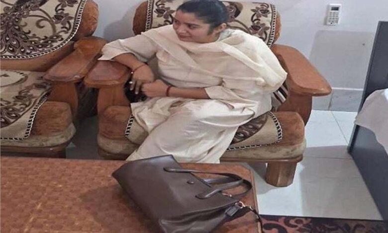 सीधी-में-res-दफ्तर-में-घूस-का-खेल!-लोकायुक्त-छापे-में-इंजीनियर,-sdo-फरार,-महिला-कर्मचारी-रंगे-हाथ-गिरफ्तार
