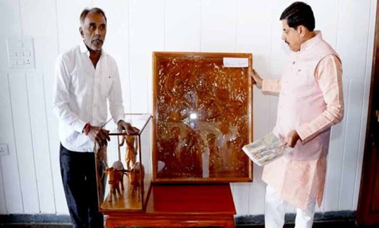मुख्यमंत्री-डॉ.-यादव-से-काष्ठ-मूर्ति-कलाकार-विश्वकर्मा-ने-की-सौजन्य-भेंट