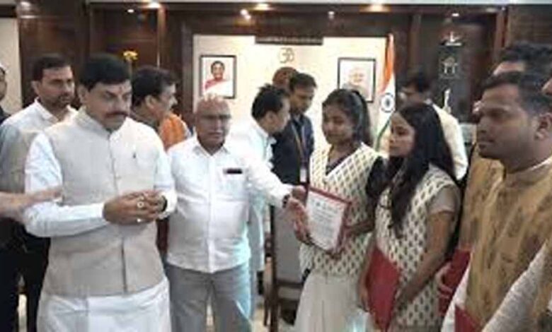 मुख्यमंत्री-डॉ.यादव-से-आईटीआई-के-मेधावी-प्रशिक्षणार्थियों-ने-की-सौजन्य-भेंट