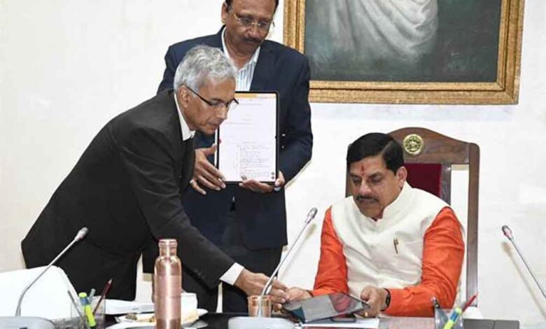 मंत्रि-परिषद की बैठक में मंत्री-परिषद सदस्यों को मिले टैबलेट