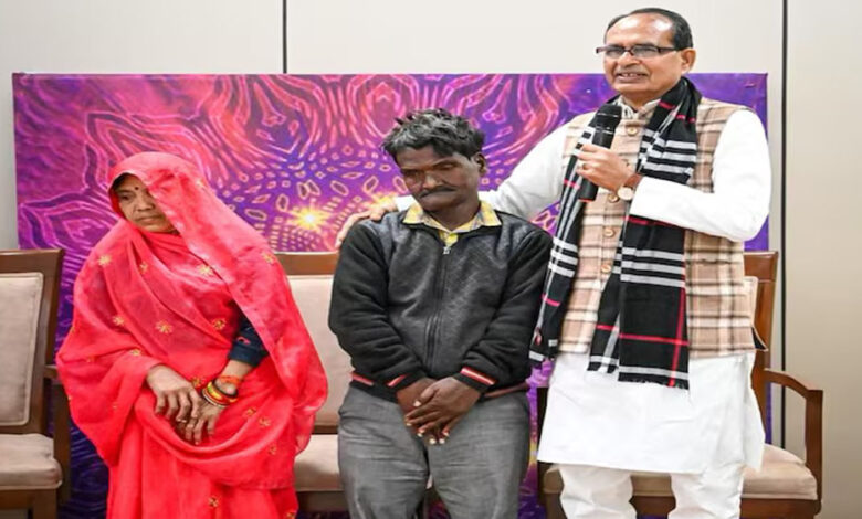 दिव्यांग दोस्त को शिवराज ने भेंट की मोटराइज्ड ट्राईसाइकिल, विदिशा में किया वादा निभाया
