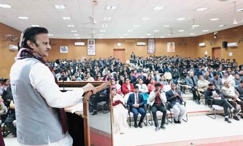 युवा नवाचार करें, अनुसंधान करें और प्रदेश को सतत विकास की ओर ले जाने के लिये आयें आगे : उप मुख्यमंत्री शुक्ल