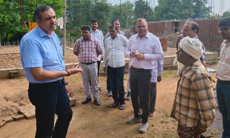 ग्राम चदैनिया में हितग्राहियों से किया संवाद, समय-सीमा में गुणवत्तापूर्ण आवास निर्माण के दिए निर्देश