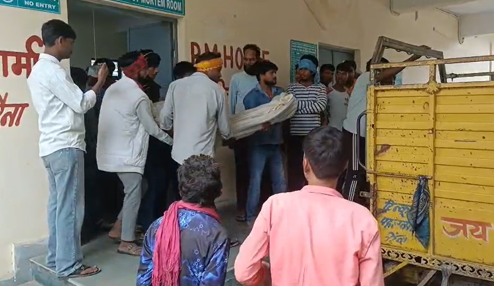 मुरैना में भीषण सड़क हादसा: तेज रफ्तार ट्रक ने बाइक सवार तीन मजदूरों को कुचला, तीनों की मौत