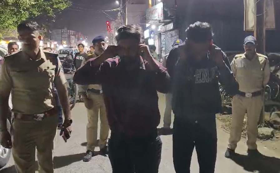 इंदौर में शराब के नशे में दो कारों में तोड़फोड़ करने वाले दो आरोपी गिरफ्तार