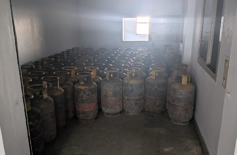बीना में अवैध गैस सिलेंडरों का जखीरा बरामद, 7.81 लाख रुपये के 150 सिलेंडर जब्त