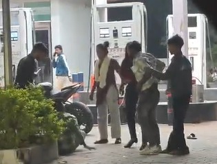 सिंगरौली: बैढ़न के पुलिस वेलफेयर पेट्रोल पंप पर युवतियों पर कमेंट करने को लेकर विवाद, वीडियो वायरल