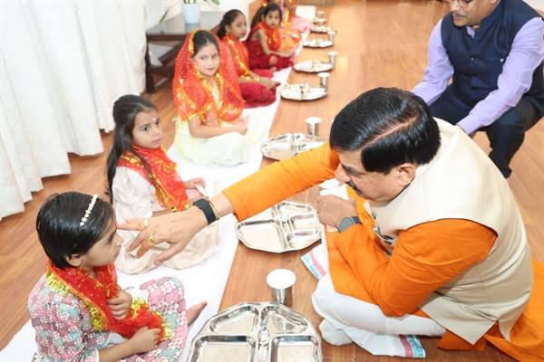 मुख्यमंत्री डॉ. मोहन यादव ने मुख्यमंत्री निवास में किया कन्या पूजन, प्रदेश की सुख-समृद्धि की कामना की