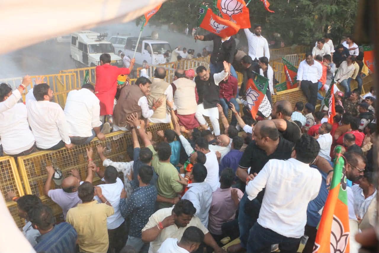 खड़गे का बयान..सियासी घमासान..बैरिकेड पर चढ़े विधायक