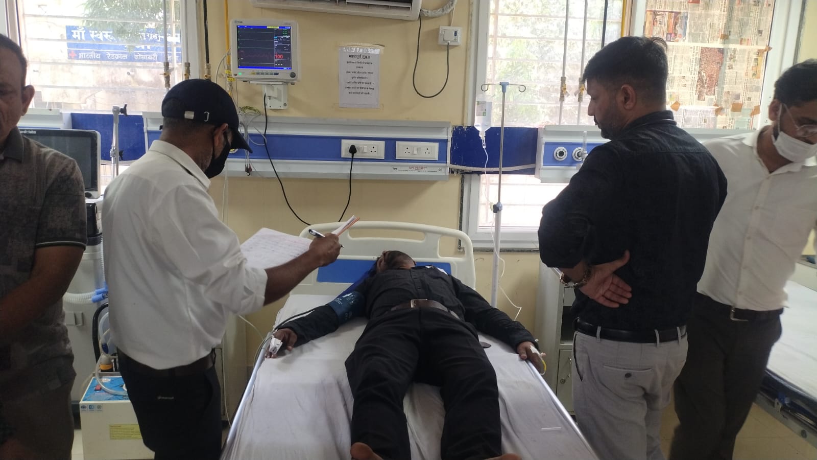 गुना में एसपी कार्यालय में युवक ने खाया जहरीला पदार्थ, जमीन विवाद और पुलिस कार्रवाई पर उठाए सवाल