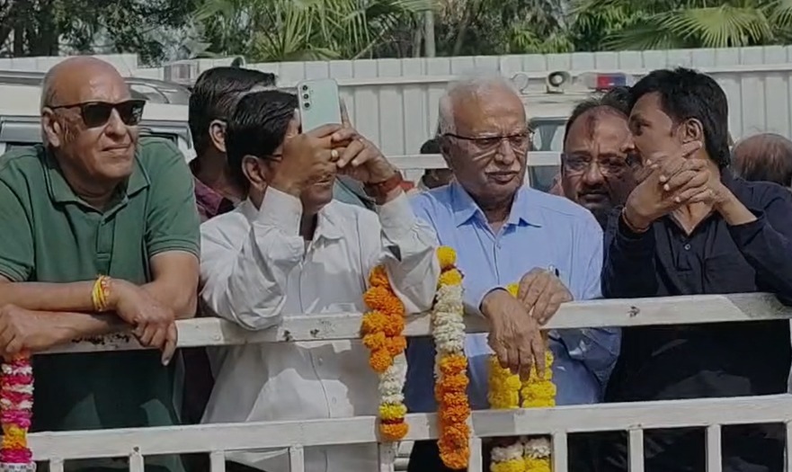 इंदौर की स्कीम नंबर 171 के रहवासियों ने एयरपोर्ट पर CM मोहन यादव से की मुलाकात, प्लॉट की समस्या के समाधान की मांग