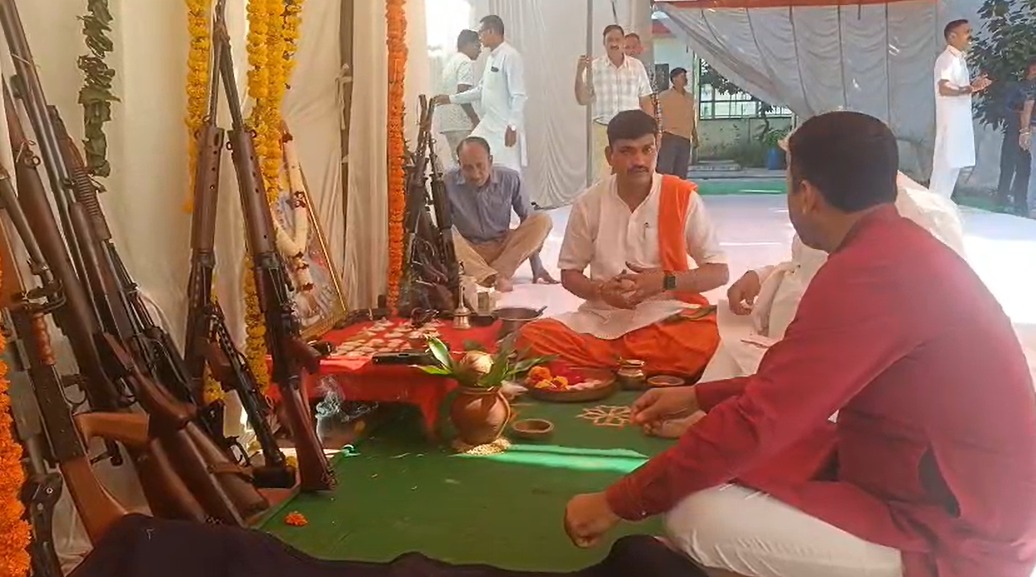मुरैना पुलिस लाइन में गूंजी ‘जय मां काली’ की गूंज: सांसद, कलेक्टर और एसपी ने किया पारंपरिक शस्त्र पूजन