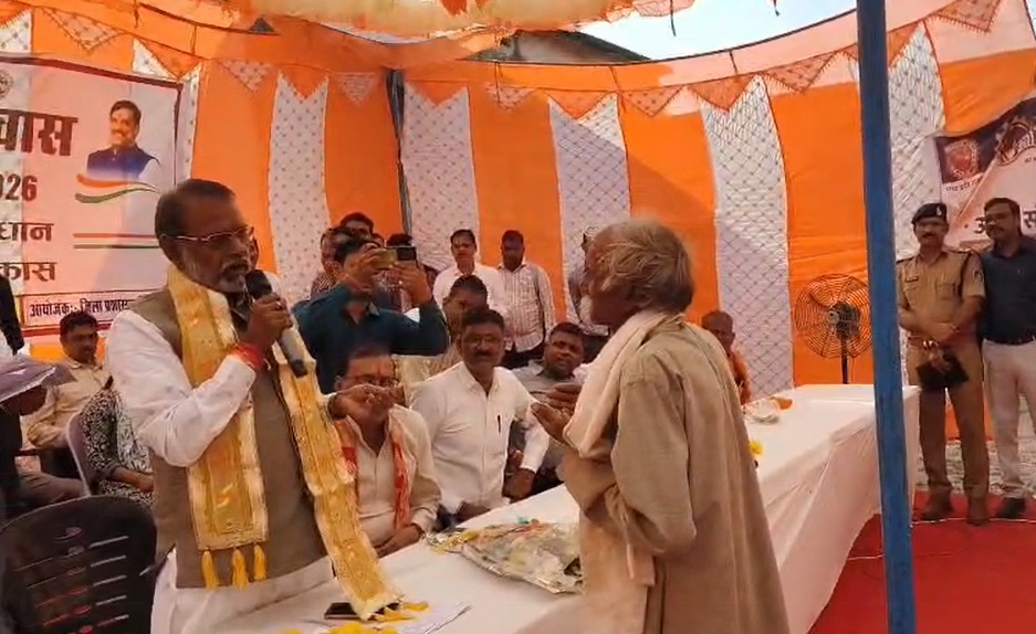 निवाड़ी के प्रभारी मंत्री नारायण सिंह कुशवाहा के सख्त तेवर: अधिकारियों को चेतावनी, बोले—’गरीब को परेशान किया तो नौकरी करने लायक नहीं रहोगे’